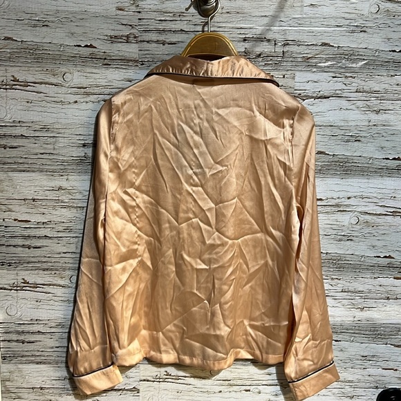 Prettylittlething button up blouse size small - Picture 8 of 9